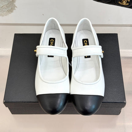 FLAT SHOES IN BLACK AND WHITE LAMBSKIN GOLD HARDWARE