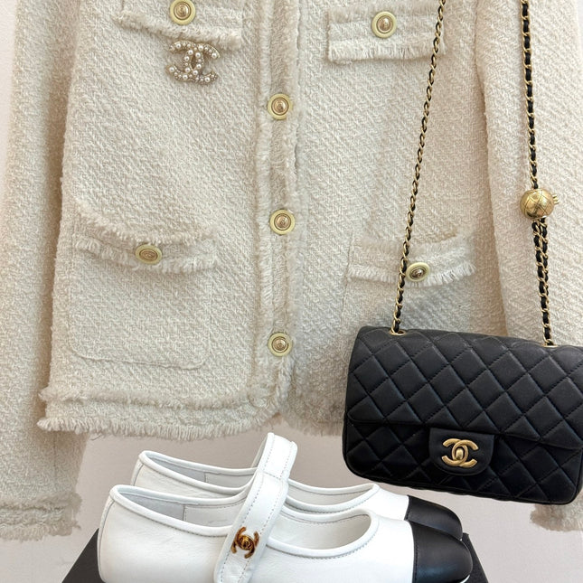 FLAT SHOES IN BLACK AND WHITE LAMBSKIN GOLD HARDWARE