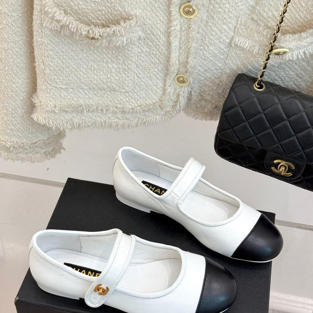 FLAT SHOES IN BLACK AND WHITE LAMBSKIN GOLD HARDWARE