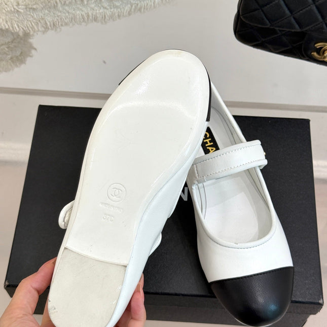 FLAT SHOES IN BLACK AND WHITE LAMBSKIN GOLD HARDWARE