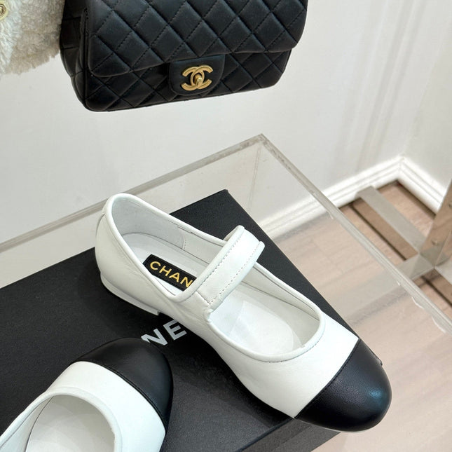 FLAT SHOES IN BLACK AND WHITE LAMBSKIN GOLD HARDWARE