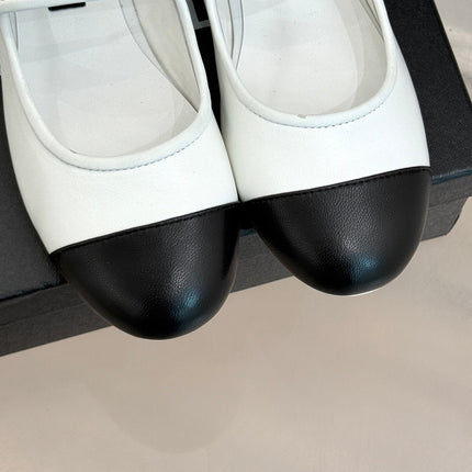 FLAT SHOES IN BLACK AND WHITE LAMBSKIN GOLD HARDWARE