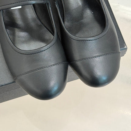 FLAT SHOES IN BLACK LAMBSKIN GOLD HARDWARE