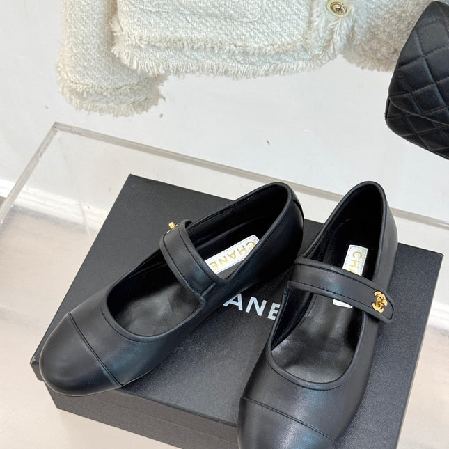 FLAT SHOES IN BLACK LAMBSKIN GOLD HARDWARE