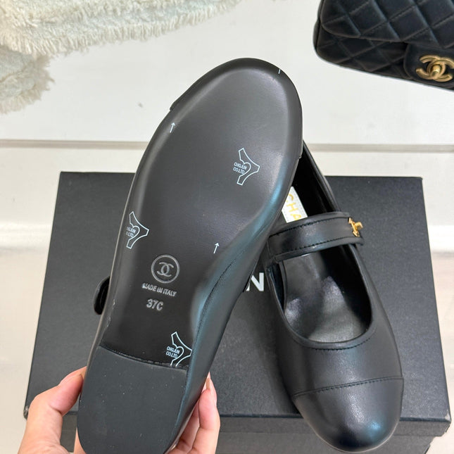 FLAT SHOES IN BLACK LAMBSKIN GOLD HARDWARE