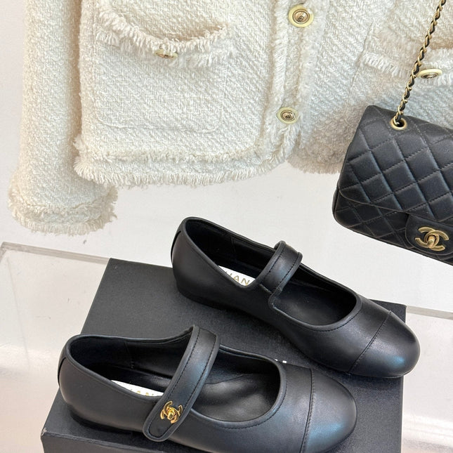 FLAT SHOES IN BLACK LAMBSKIN GOLD HARDWARE