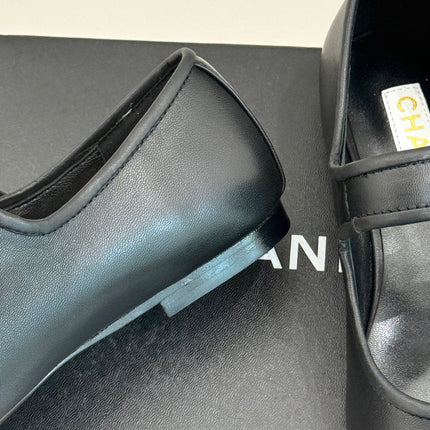 FLAT SHOES IN BLACK LAMBSKIN GOLD HARDWARE