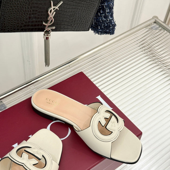 SLIDE SANDALS IN CREAM WHITE CALFSKIN