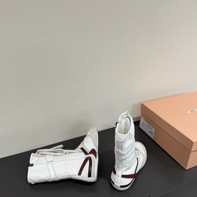 LACE-UP BOOTS IN BEIGE SUEDE AND WHITE MESH