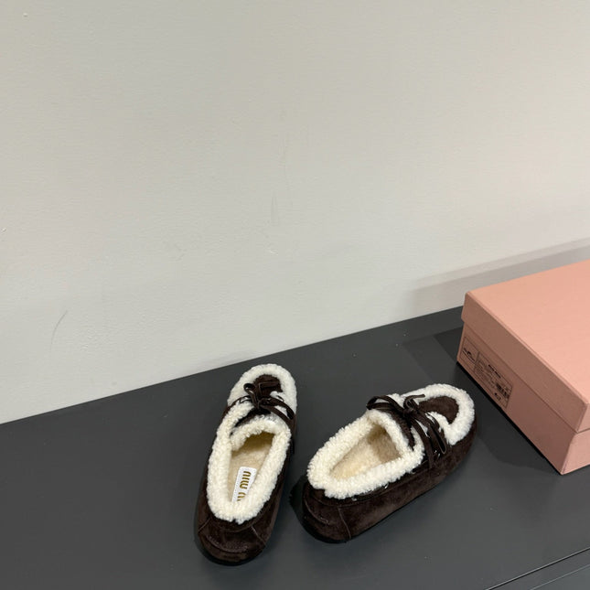 LACE-UP LOAFERS IN DARK CHOCOLATE SUEDE AND WHITE FLEECE LINING