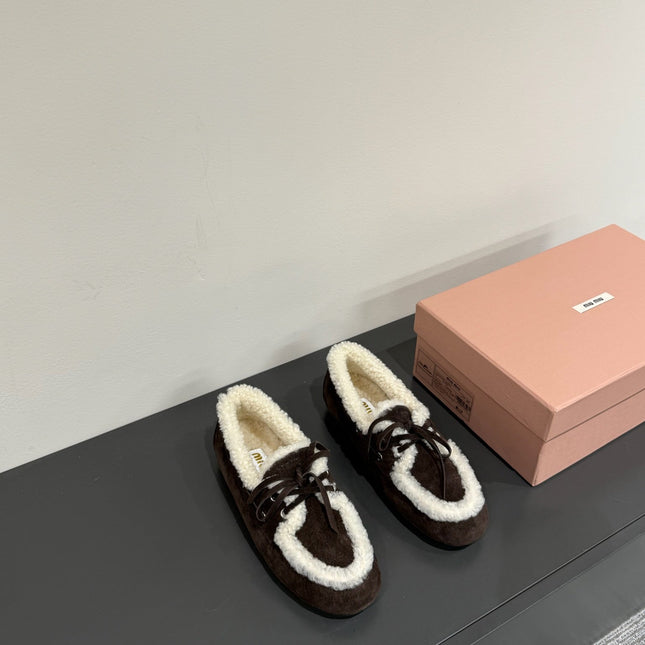 LACE-UP LOAFERS IN DARK CHOCOLATE SUEDE AND WHITE FLEECE LINING