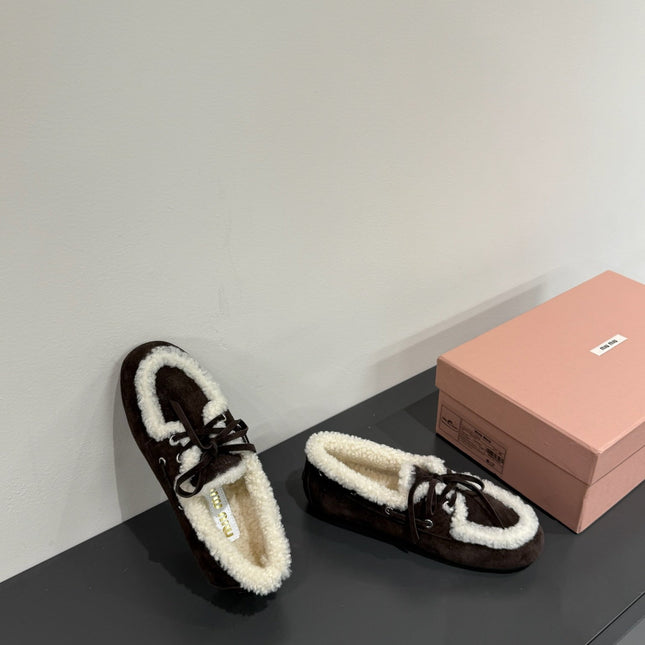 LACE-UP LOAFERS IN DARK CHOCOLATE SUEDE AND WHITE FLEECE LINING