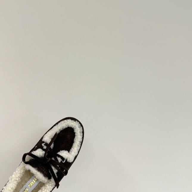 LACE-UP LOAFERS IN DARK CHOCOLATE SUEDE AND WHITE FLEECE LINING