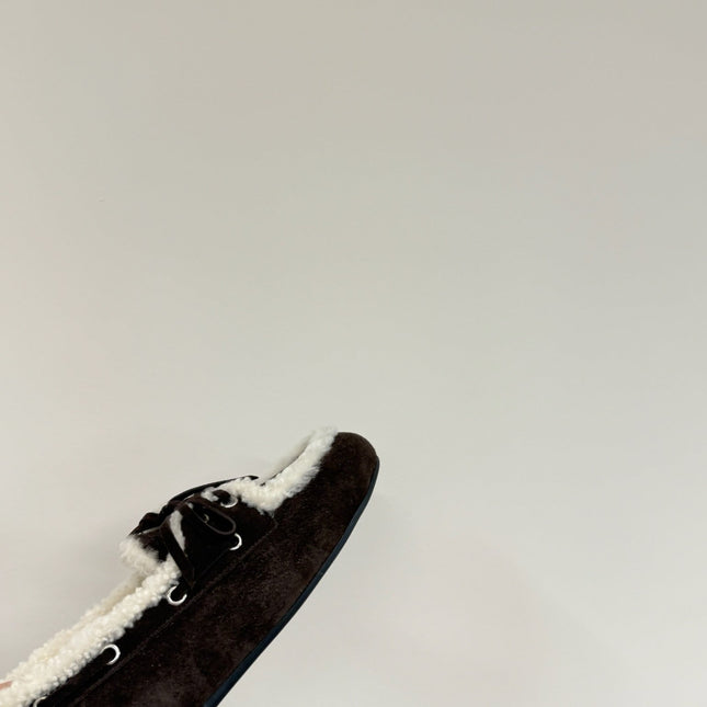LACE-UP LOAFERS IN DARK CHOCOLATE SUEDE AND WHITE FLEECE LINING