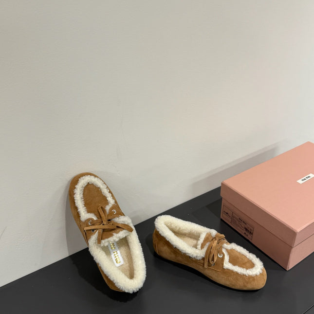 LACE-UP LOAFERS IN TAWNY BROWN SUEDE AND WHITE FLEECE LINING