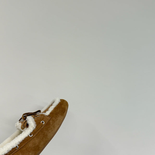 LACE-UP LOAFERS IN TAWNY BROWN SUEDE AND WHITE FLEECE LINING