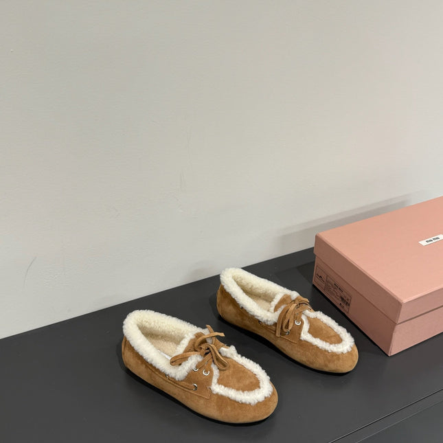 LACE-UP LOAFERS IN TAWNY BROWN SUEDE AND WHITE FLEECE LINING