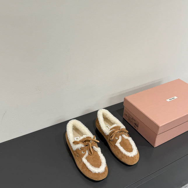 LACE-UP LOAFERS IN TAWNY BROWN SUEDE AND WHITE FLEECE LINING