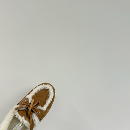 LACE-UP LOAFERS IN TAWNY BROWN SUEDE AND WHITE FLEECE LINING