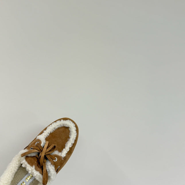 LACE-UP LOAFERS IN TAWNY BROWN SUEDE AND WHITE FLEECE LINING