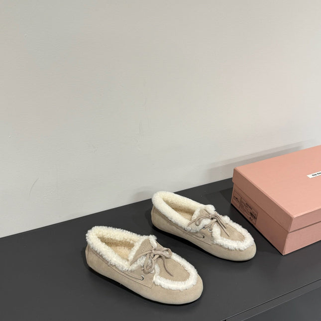 LACE-UP LOAFERS IN BEIGE SUEDE AND WHITE FLEECE LINING