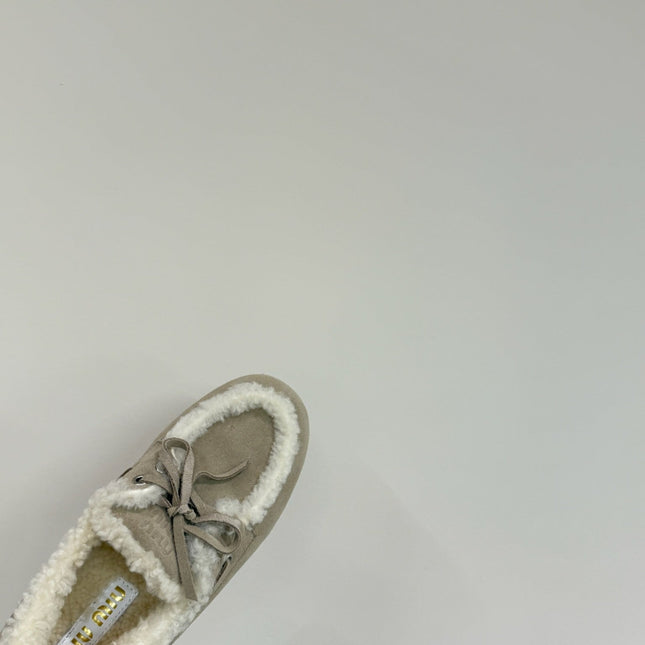 LACE-UP LOAFERS IN BEIGE SUEDE AND WHITE FLEECE LINING