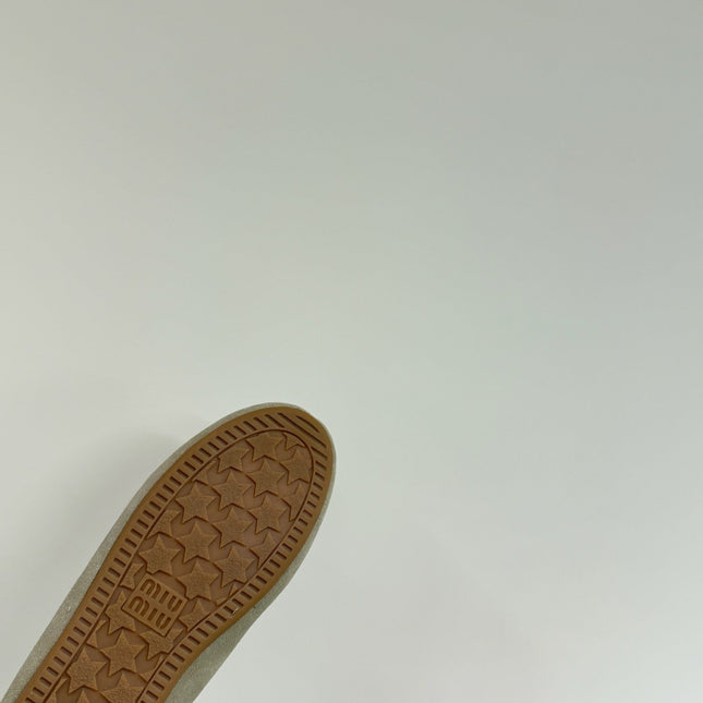 LACE-UP LOAFERS IN BEIGE SUEDE AND WHITE FLEECE LINING