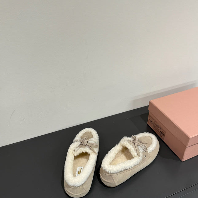 LACE-UP LOAFERS IN BEIGE SUEDE AND WHITE FLEECE LINING