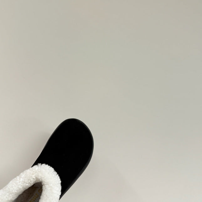 ANKLE BOOTS IN BLACK SUEDE AND FLEECE LINING