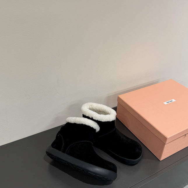 ANKLE BOOTS IN BLACK SUEDE AND FLEECE LINING