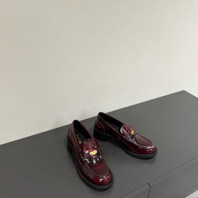 LOAFER WITH GOLD COIN IN CRIMSON GLOSSY CALFSKIN