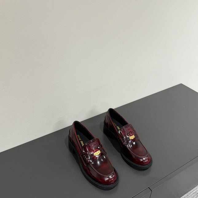 LOAFER WITH GOLD COIN IN CRIMSON GLOSSY CALFSKIN