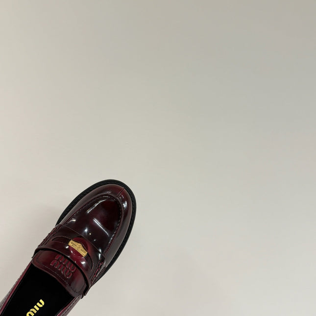 LOAFER WITH GOLD COIN IN CRIMSON GLOSSY CALFSKIN