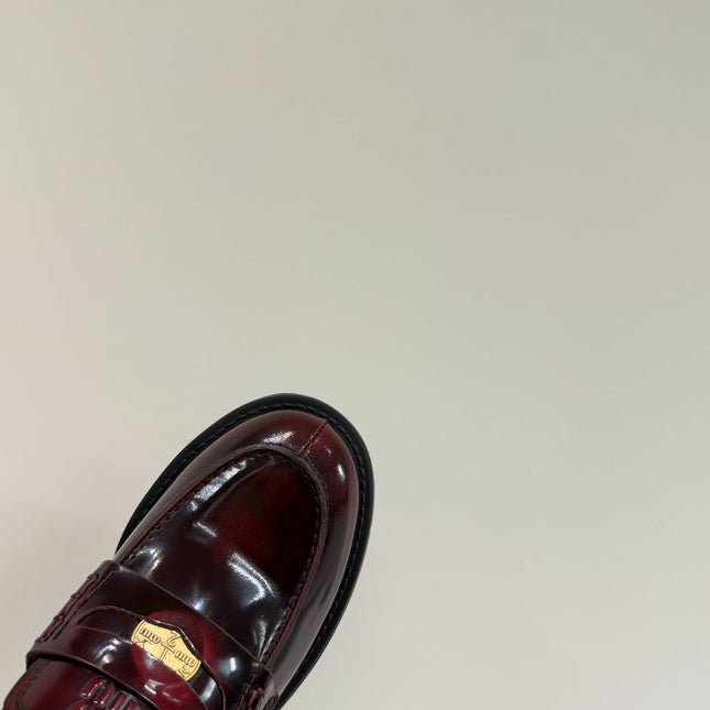 LOAFER WITH GOLD COIN IN CRIMSON GLOSSY CALFSKIN