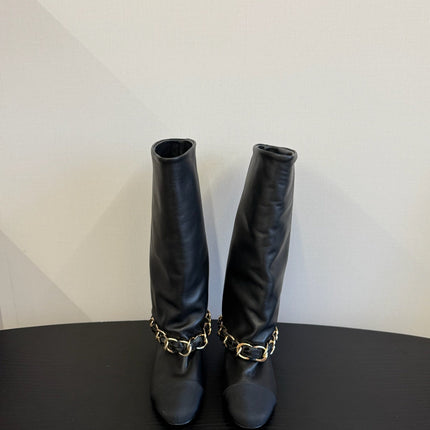 CC BOOTS IN BLACK CALFSKIN WITH CHAIN