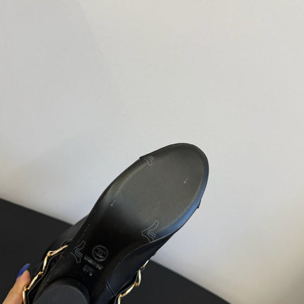 CC BOOTS IN BLACK CALFSKIN WITH CHAIN