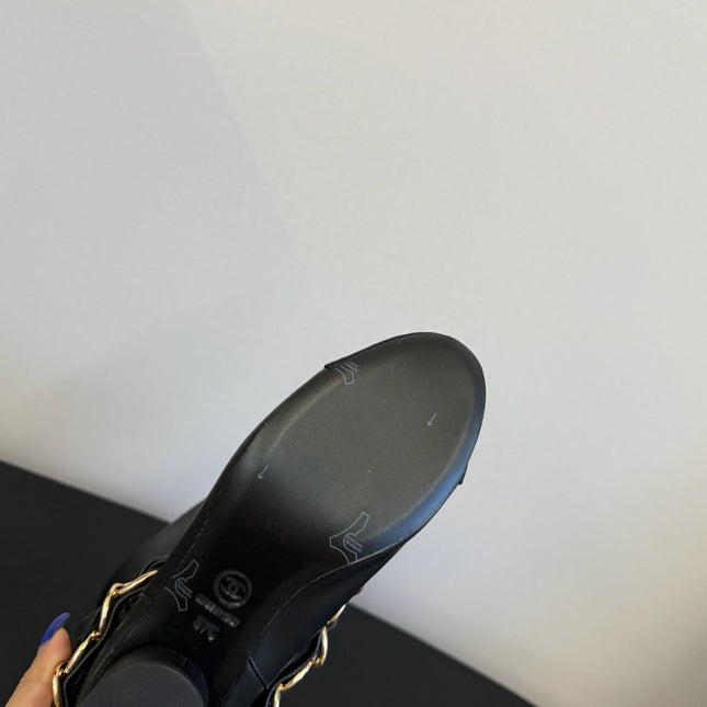 CC BOOTS IN BLACK CALFSKIN WITH CHAIN