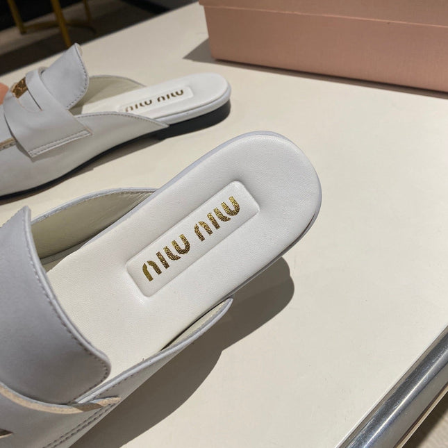 MULES SLIPPERS WHITE COWHIDE WITH GOLD COIN