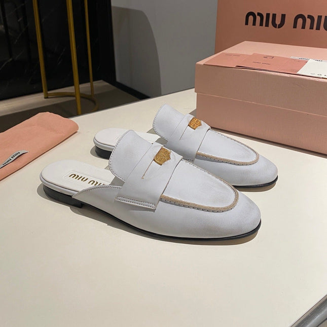 MULES SLIPPERS WHITE COWHIDE WITH GOLD COIN