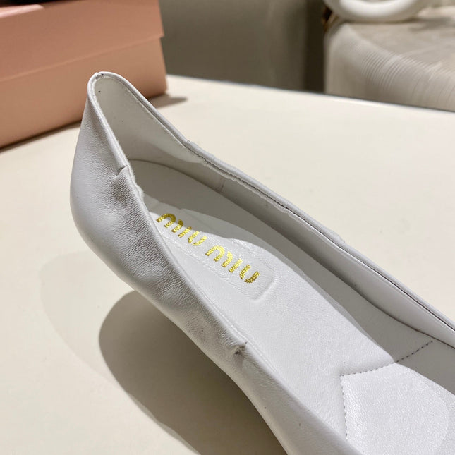 POINTED-TOE MID HEEL PUMPS IN WHITE SMOOTH LAMBSKIN