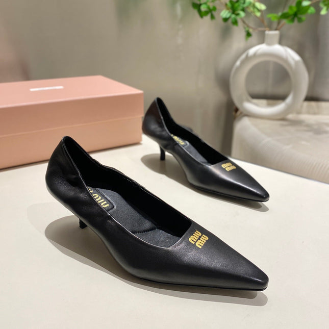 POINTED-TOE MID HEEL PUMPS IN BLACK SMOOTH LAMBSKIN