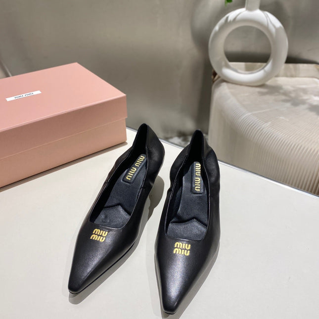 POINTED-TOE MID HEEL PUMPS IN BLACK SMOOTH LAMBSKIN