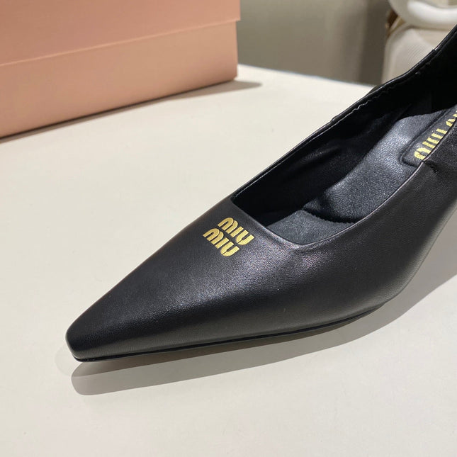 POINTED-TOE MID HEEL PUMPS IN BLACK SMOOTH LAMBSKIN