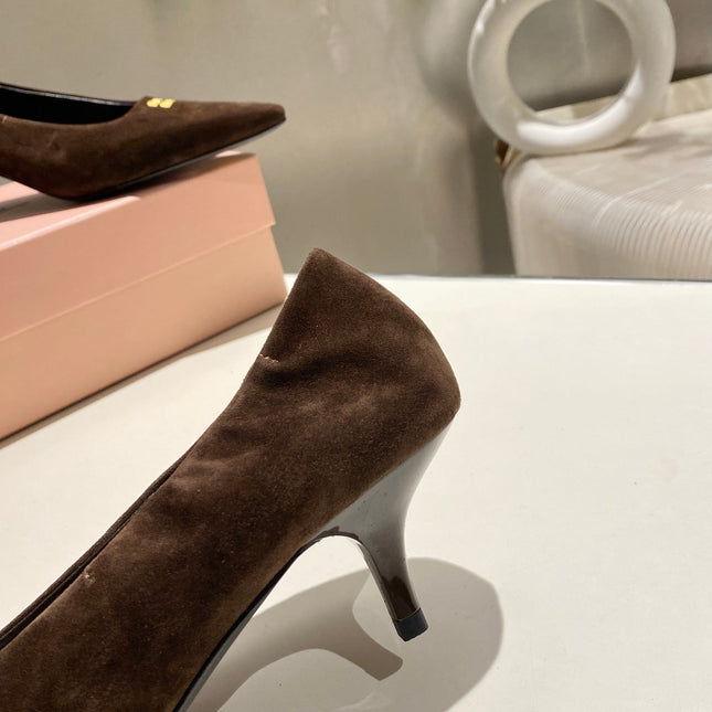 POINTED-TOE MID HEEL PUMPS IN CHOCOLATE SUEDE
