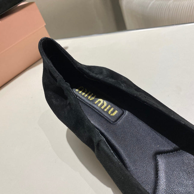 POINTED-TOE MID HEEL PUMPS IN BLACK SUEDE