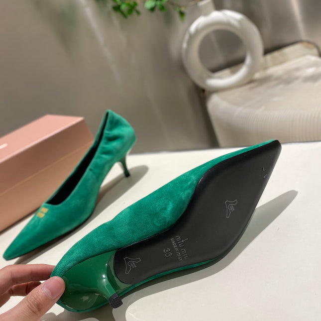 POINTED-TOE MID HEEL PUMPS IN GREEN SUEDE
