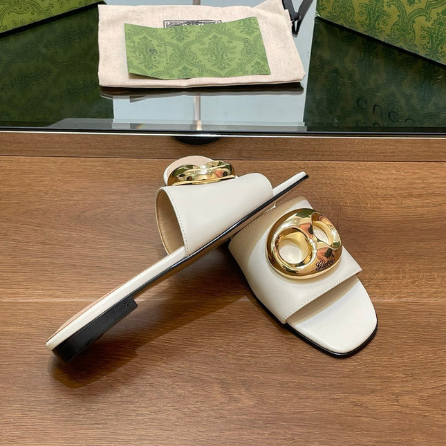 FLAT MULE IN WHITE CALFSKIN WITH GOLD HARDWARE