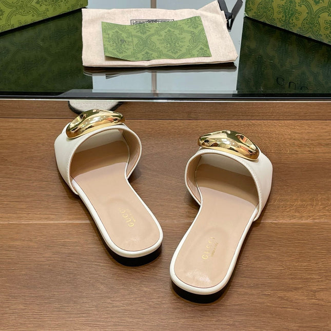 FLAT MULE IN WHITE CALFSKIN WITH GOLD HARDWARE