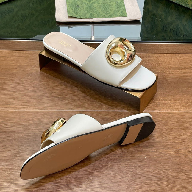 FLAT MULE IN WHITE CALFSKIN WITH GOLD HARDWARE