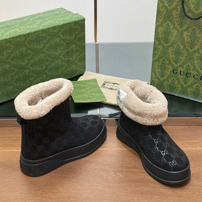 GG SNOW BOOTS IN BLACK EMBOSSED SUEDE AND BEIGE WOOL LINING